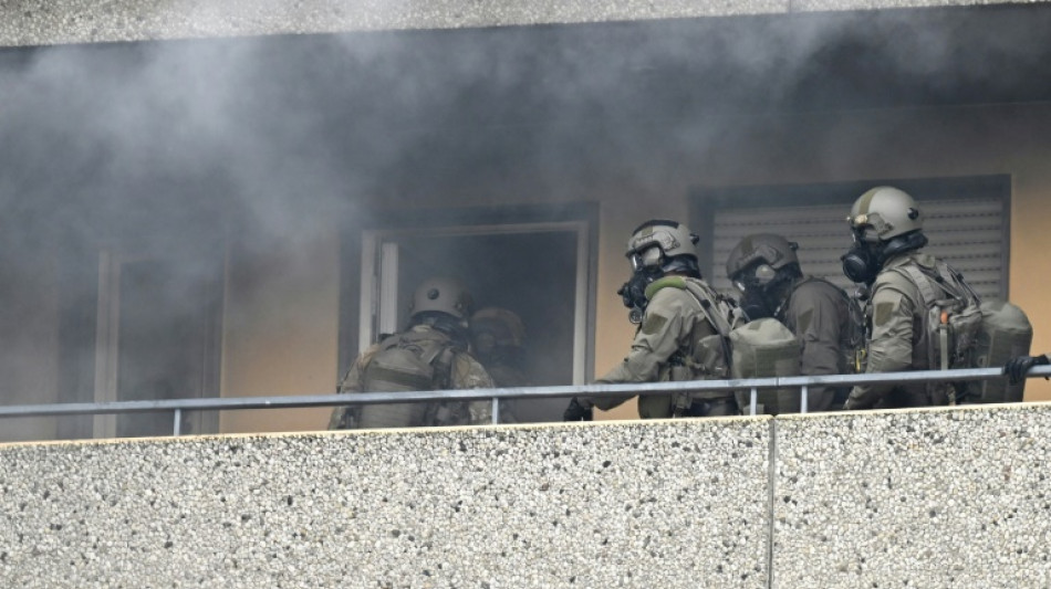 Drei Einsatzkräfte nach Brandattacke in Ratinger Hochhaus weiter in Lebensgefahr