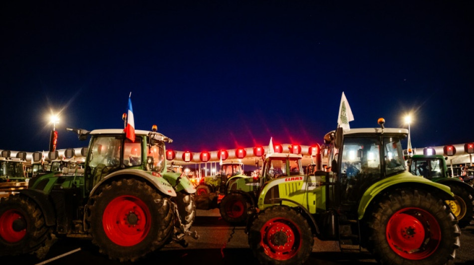 Attal visite une ferme, des agriculteurs promettent un "siège" de Paris