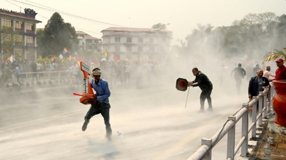 Népal: manifestation pour la restauration de la monarchie, la police tire des gaz lacrymogènes 