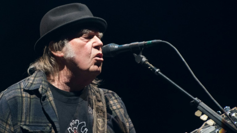 Neil Young pide a Spotify retirar su música por podcast con desinformación del covid-19