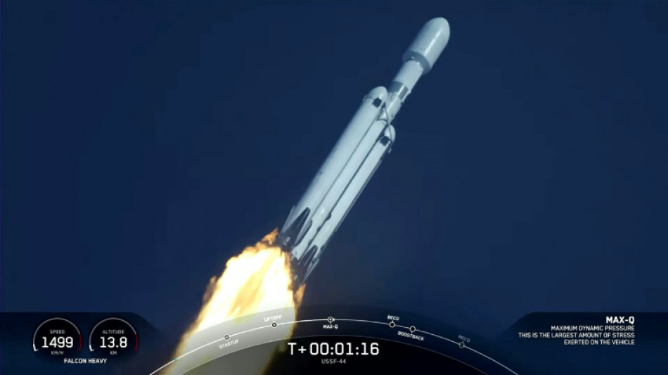 Estadounidense SpaceX lanzó cohete Falcon Heavy, el más poderoso del mundo