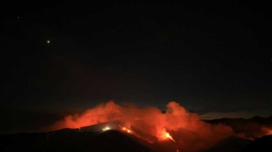 Incendio forestal crece en Malibú y obliga a miles de personas a huir