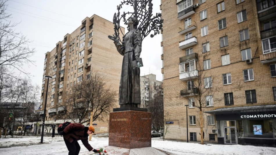 A Moscou, des Russes continuent d'alimenter un mémorial improvisé aux victimes en Ukraine