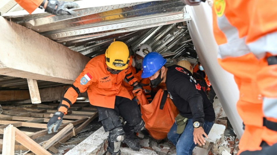 Un niño de 6 años es rescatado con vida dos días después del sismo en Indonesia