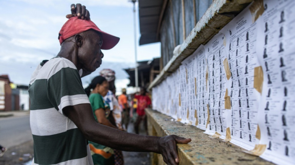 Reconduire ou mettre sur la touche l'ex-star du foot Weah: le Liberia vote