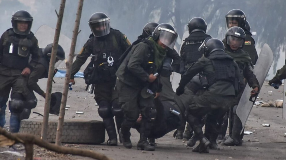 Bolivia, dinamite sulla polizia che voleva liberare una strada