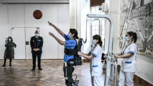 Aux Invalides, des militaires blessés peuvent remarcher à l'aide d'un exosquelette