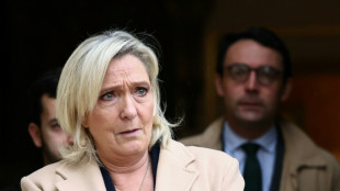 Frankreichs Rechtspopulistin Le Pen bekräftigt Drohung mit Regierungssturz