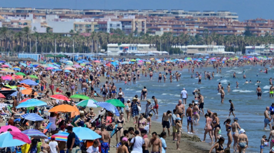 España espera un récord de turistas en verano en un momento de malestar de la población
