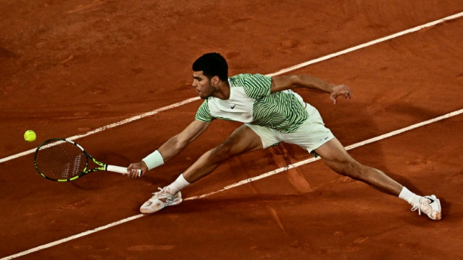 Alcaraz vence Shapovalov e vai às oitavas de Roland Garros; Tsitsipas também avança