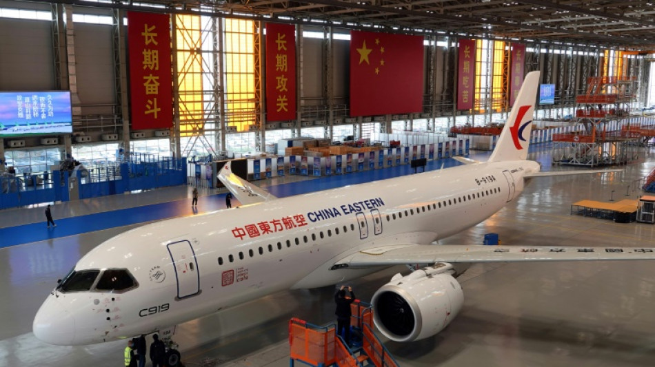 China realiza primera entrega de un avión de pasajeros de fabricación propia