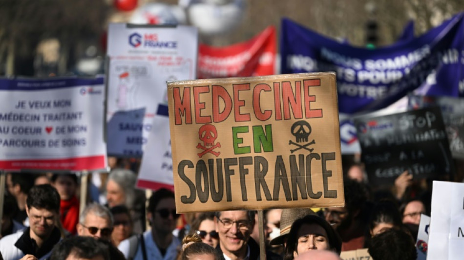 En grève et dans la rue, les médecins libéraux exigent un meilleur traitement