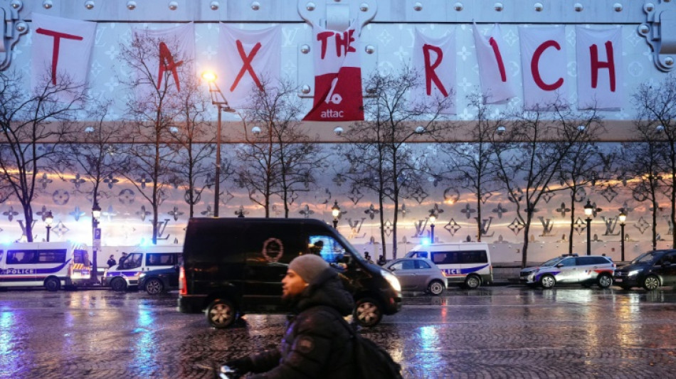 Attac vise Bernard Arnault dans une spectaculaire action contre le futur hôtel Vuitton