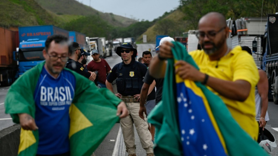 Brésil: la police lève des barrages routiers, Bolsonaro toujours silencieux