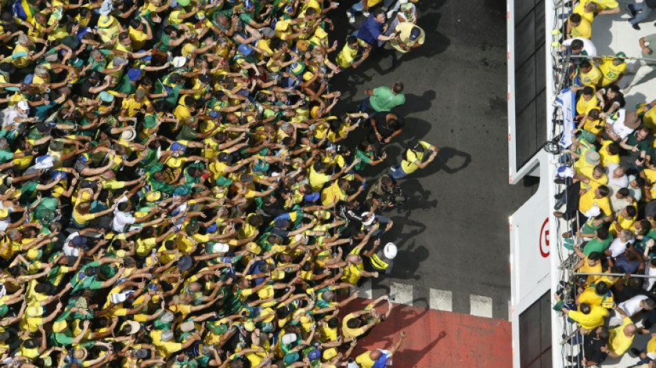 Brésil: des milliers de partisans de Bolsonaro dans la rue en pleine tempête judiciaire