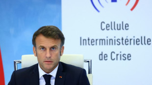 Macron auprès de policiers parisiens après plusieurs nuits d'émeutes