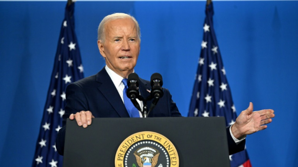 Face à la presse, un Biden batailleur et gaffeur