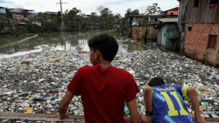 Amazonie: des tonnes de déchets polluent les eaux de Manaus