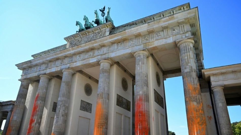 Climat: la Porte de Brandebourg à Berlin recouverte de peinture