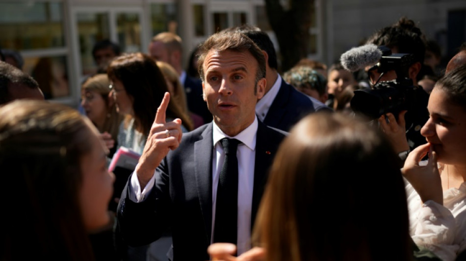 Macron cajole les enseignants, manifestants tenus à distance