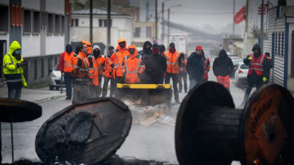 Retraites: des dockers bloquent le port de Brest et le pont de Saint-Nazaire