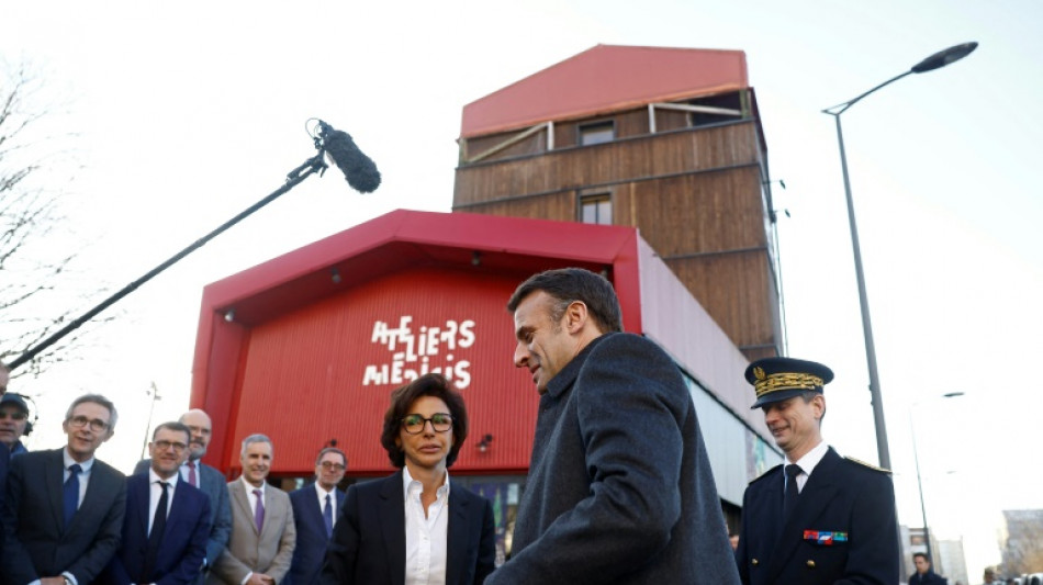 En visite à Clichy-sous-Bois, Macron défend le "symbole" Dati