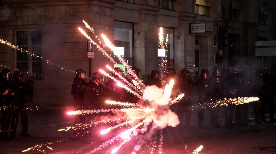 Após distúrbios, França proíbe venda de fogos de artifício durante feriado nacional