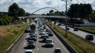 Chassé-croisé des vacances: rouge et noir sur les routes 