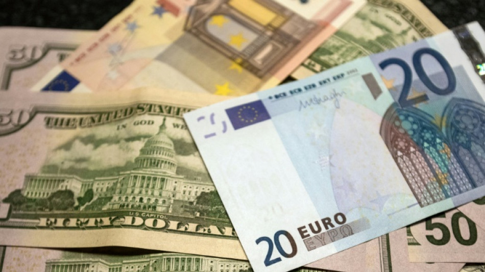 L'euro frôle le passage sous un dollar, au plus bas depuis 2002