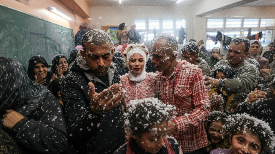 Gaza: dans une école de Rafah, un mariage pour célébrer "la vie malgré la mort"