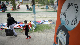 "Tee-shirt contre riz": le troc dans une Argentine en crise qui vote