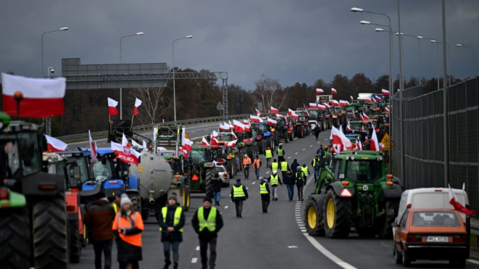 Les agriculteurs polonais déversent des céréales ukrainiennes, Kiev en colère