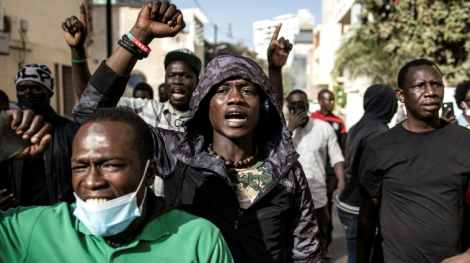 Crise au Sénégal: l'opposition crie au "coup d'Etat constitutionnel" mais accuse le coup