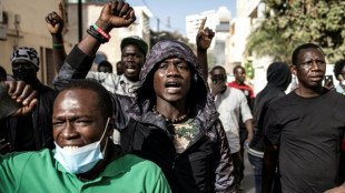 Crise au Sénégal: l'opposition crie au "coup d'Etat constitutionnel" mais accuse le coup