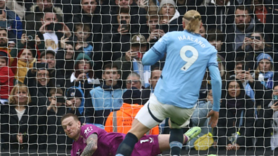 Haaland perde pênalti e City tropeça com Everton; Chelsea leva virada