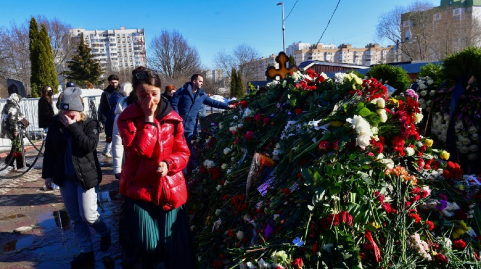 A Moscou, la tombe de Navalny ensevelie sous les fleurs