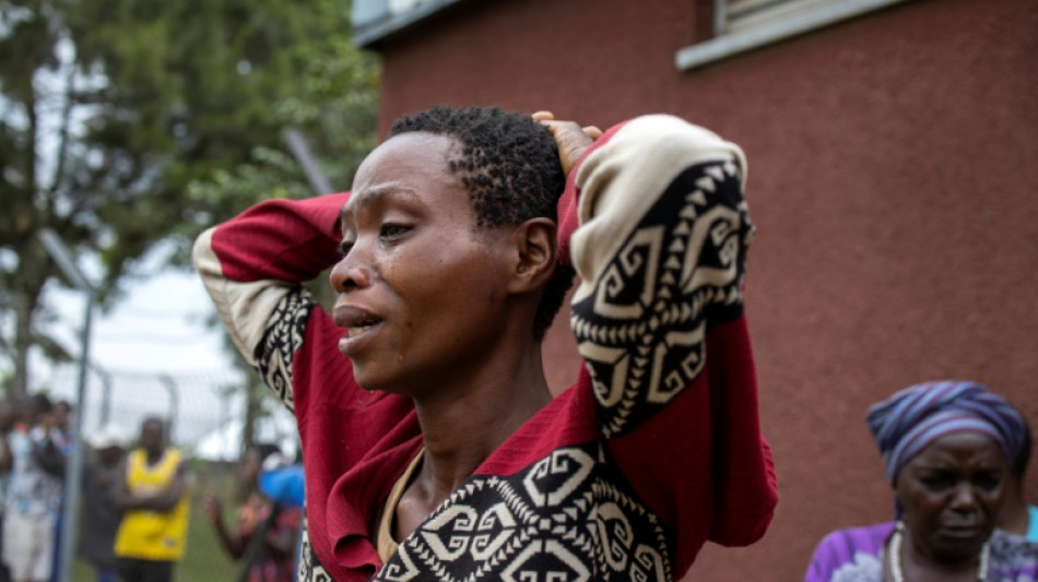 En Ouganda, l'insupportable attente des familles après le massacre dans un lycée