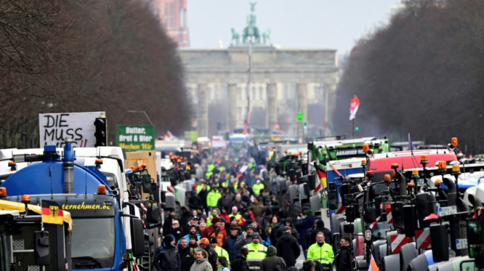 Des milliers de tracteurs dans Berlin, les agriculteurs ne décolèrent pas