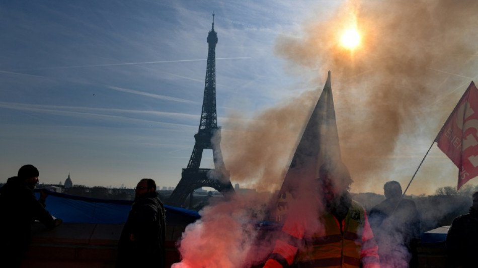 Retraites: les syndicats veulent frapper un grand coup