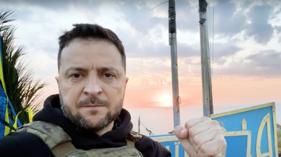 500e jour de la guerre: Zelensky célèbre le "courage" de l'Ukraine, nouveau bombardement russe meurtrier