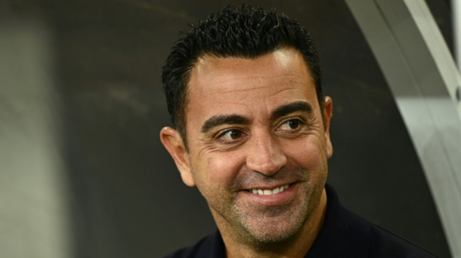 Xavi anuncia que vai renovar com o Barcelona até 2025
