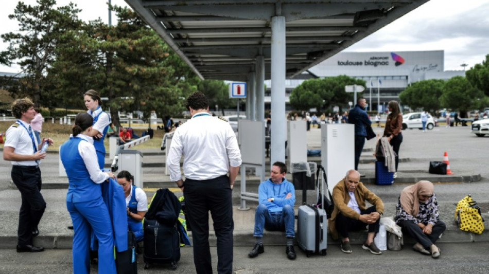 De nombreux aéroports français encore évacués jeudi après des alertes à la bombe