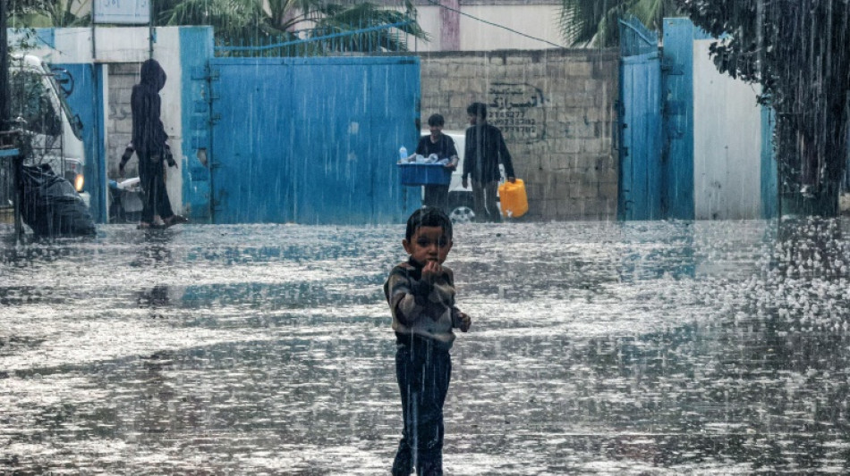 Affamés, assoiffés et sous les bombes, les déplacés de Gaza affrontent maintenant la pluie