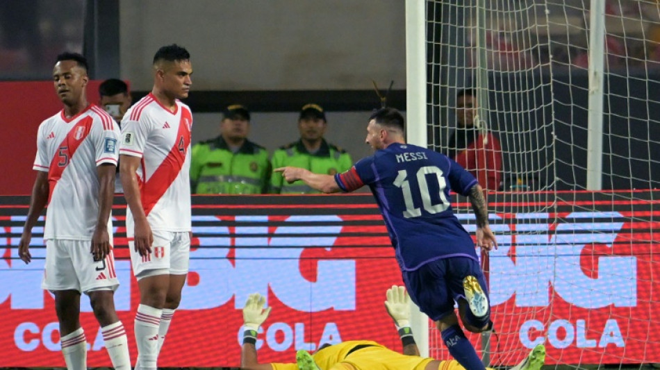 Com 2 de Messi, Argentina vence Peru e se mantém 100% nas Eliminatórias