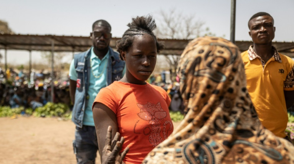 Una extraña curandera de Burkina Faso levanta pasiones