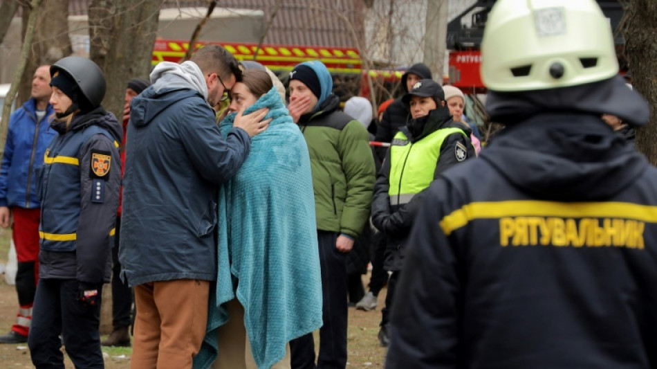 Ukraine: la Russie touche Odessa, Zelensky réclame des systèmes de défense aérienne