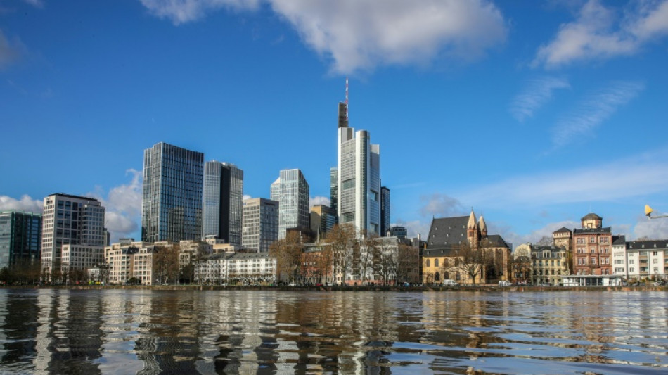 Betrunkener wirft Kind in Frankfurt am Main Sack voller Glasflaschen an den Kopf