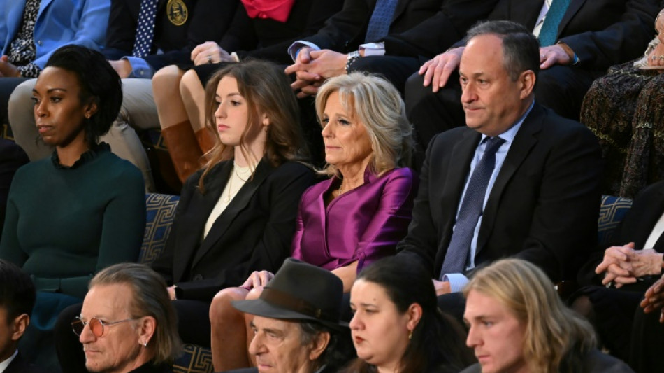 Un baiser entre Jill Biden et le mari de la vice-présidente enflamme les réseaux sociaux