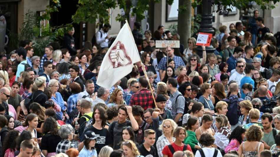 Thousands of Hungarians demonstrate for teacher payhikes