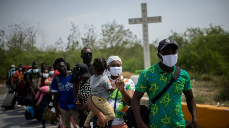 At Mexico-US border, migrants pray children will be born in US